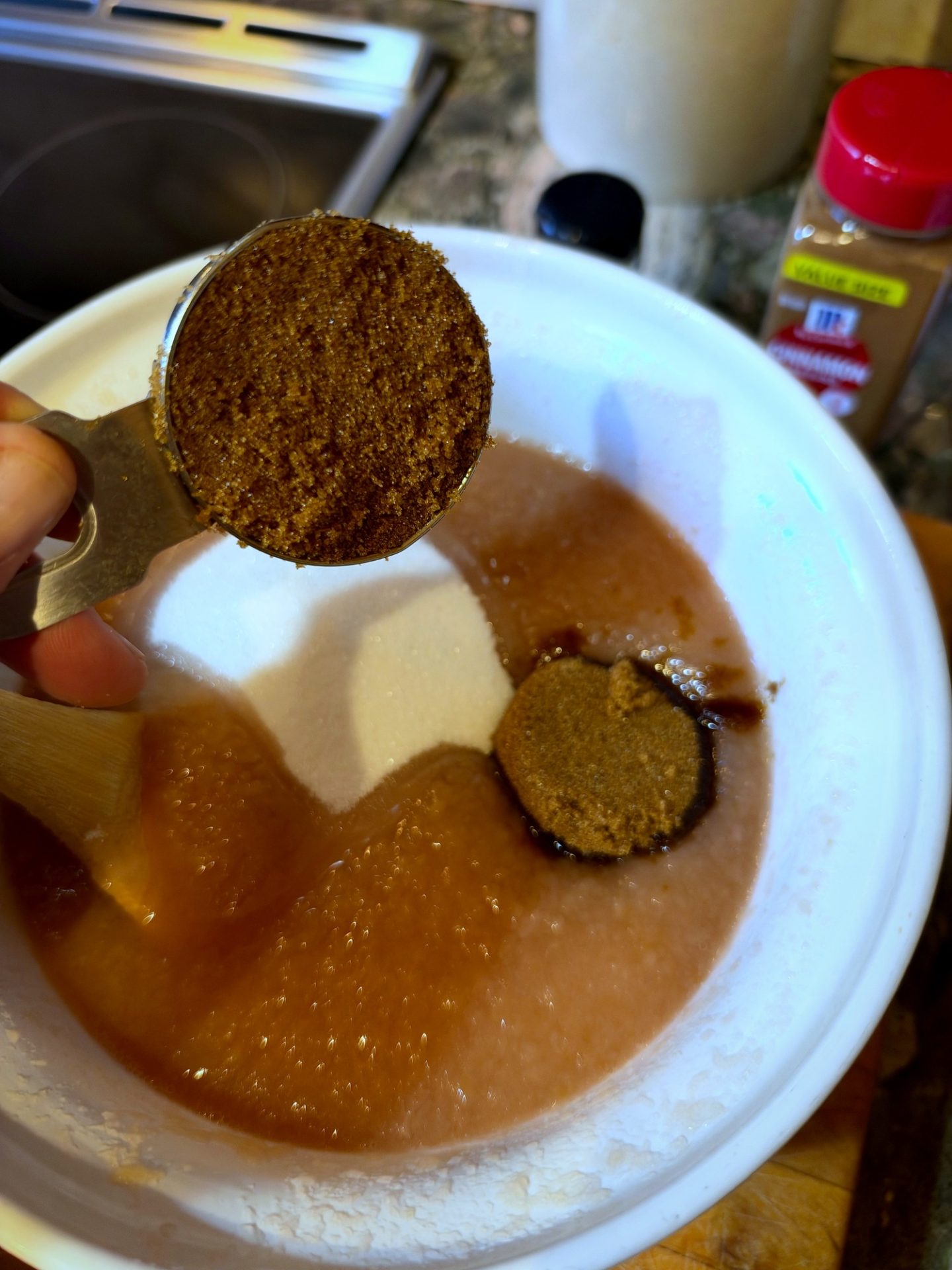 Adding ground spices to the apple pulp