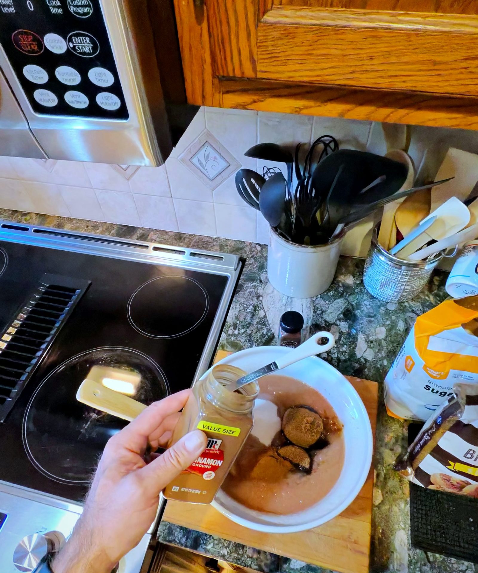 Measuring cinnamon into the apple pulp