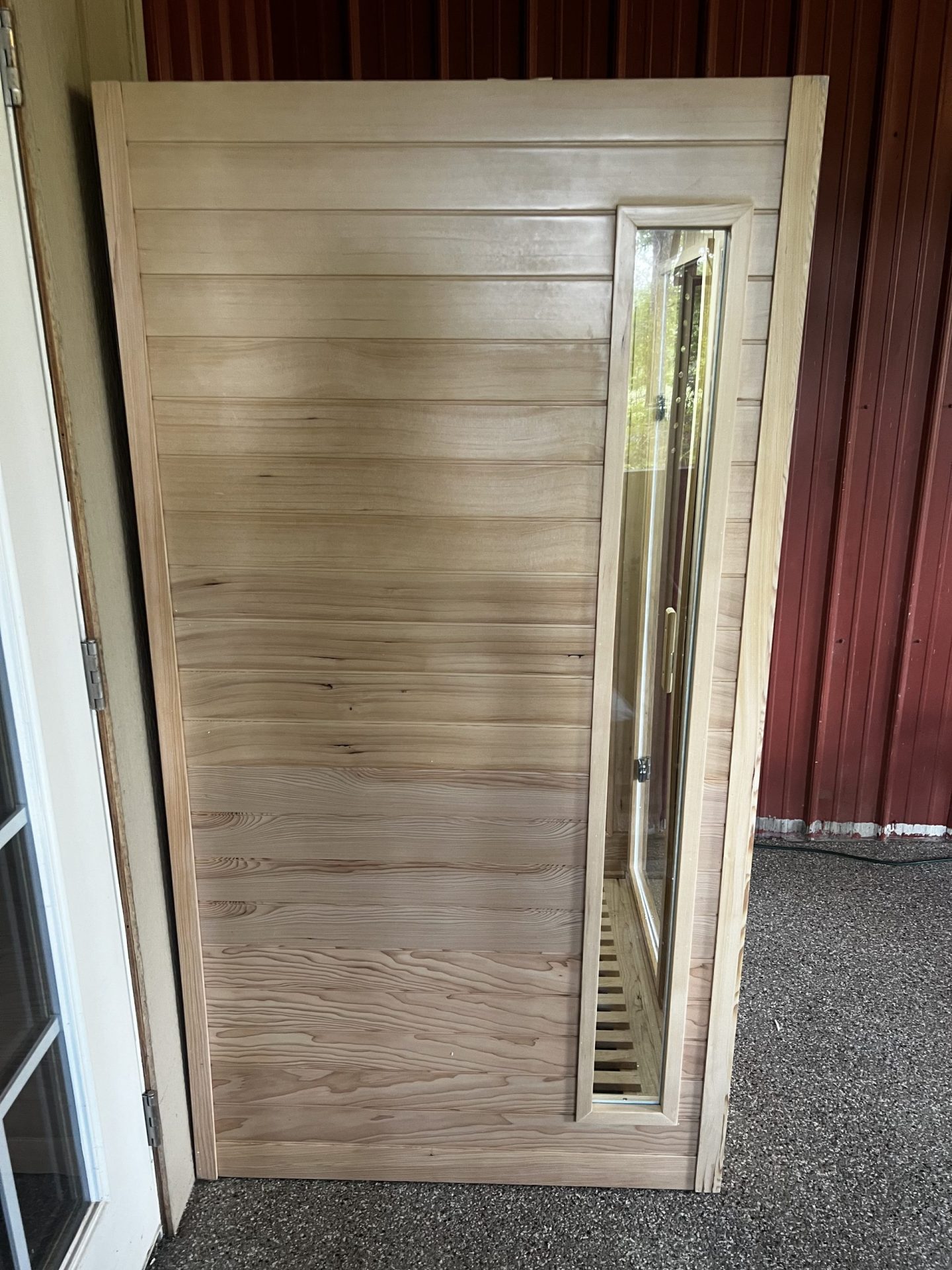 Side view of the Kanlanth sauna showing the panoramic side glass